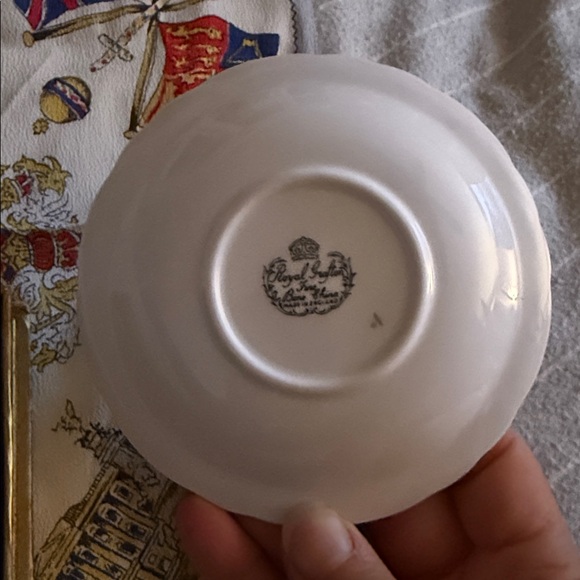 Her Majesty Queen Elizabeth silver jubilee bundle - Picture 3 of 3